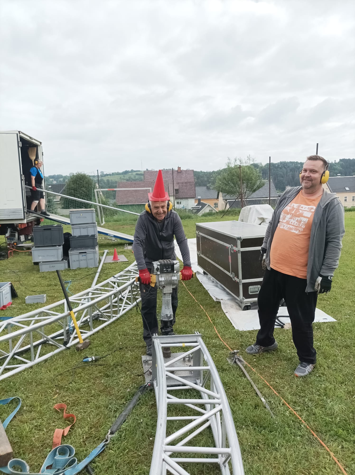 Spaß muss sein. trotz schwerer Arbeit wird überall herumgeblödelt.