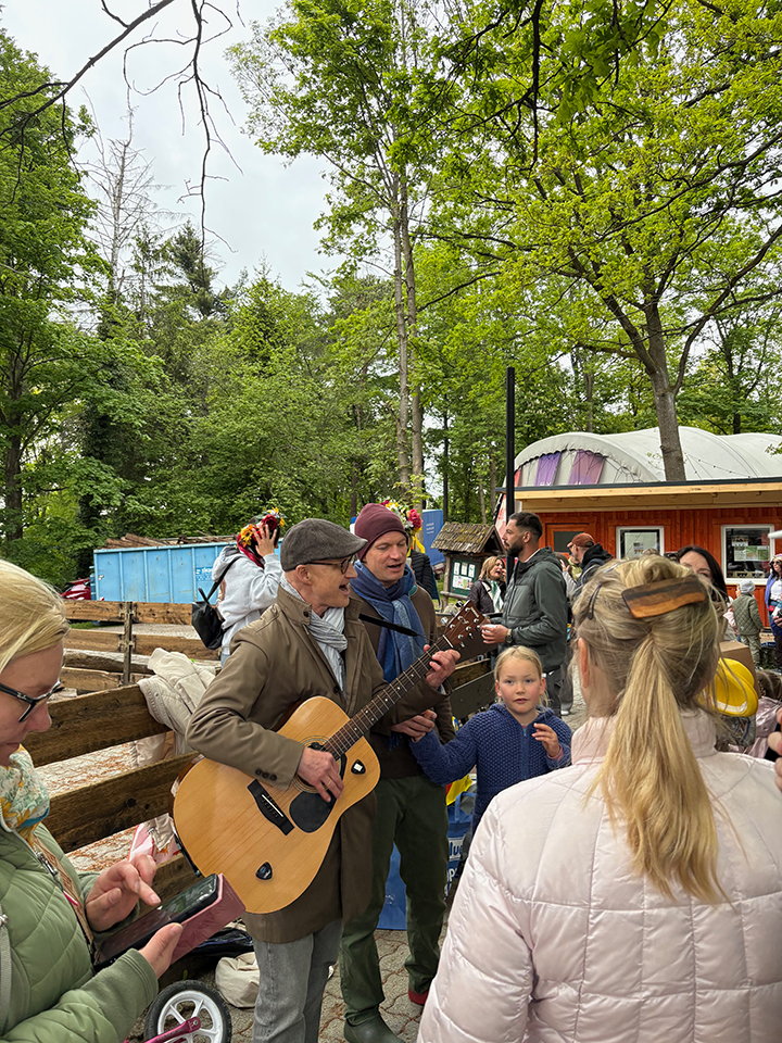 mit Musik beginnt der Abend