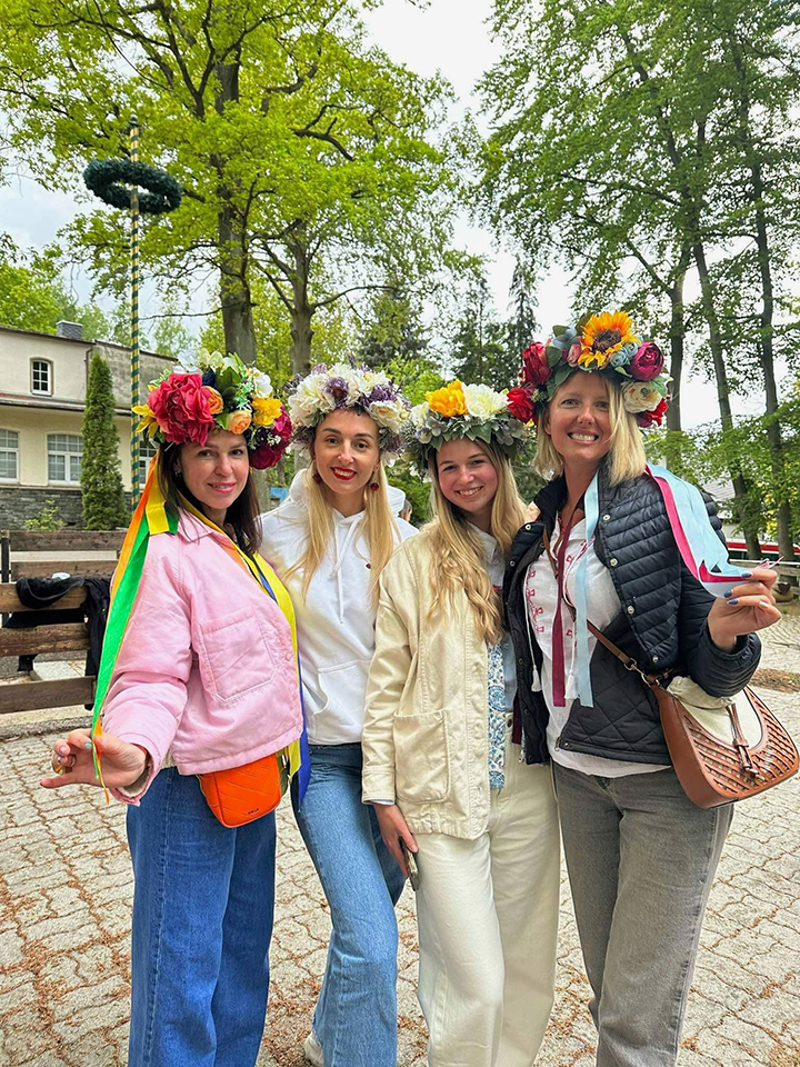 vier hübsche Frauen mit traditionellem ukrainichen Kopfschmuck 